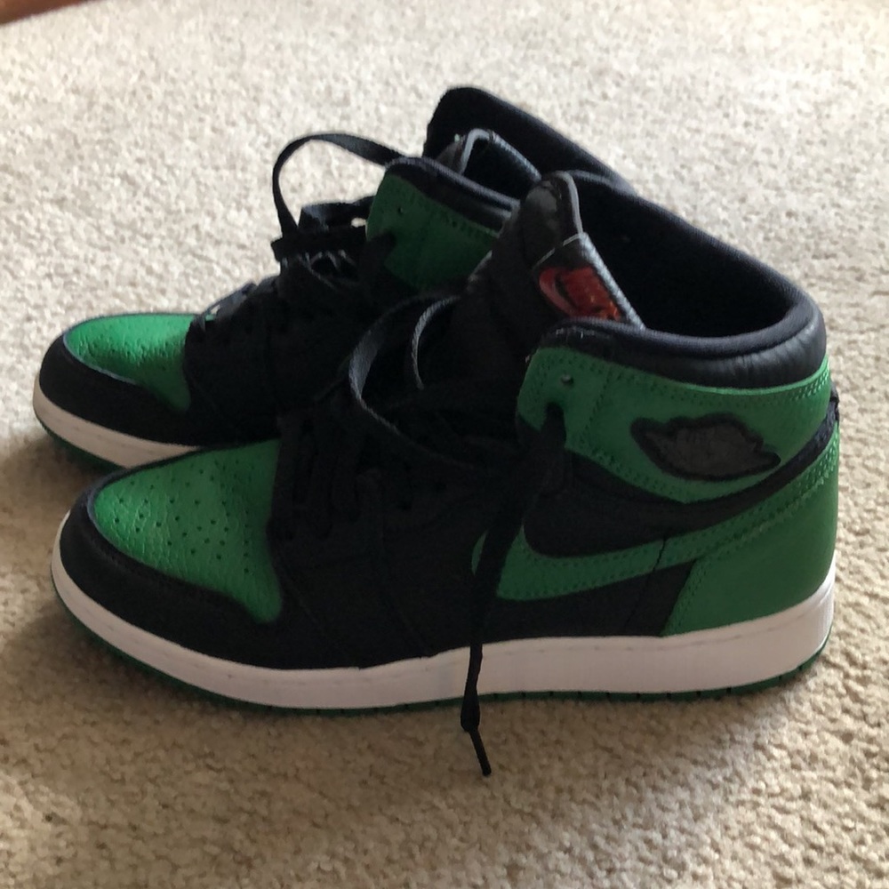 AIR JORDAN 1 RETRO HIGH OG GS
Pine Green 2.0
6.5Y
Black/Pine Green/White/Gym Red